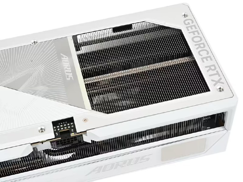 背部风扇渐成旗舰显卡潮流：技嘉 AORUS RTX 5090/5080 MASTER 可加装第四风扇