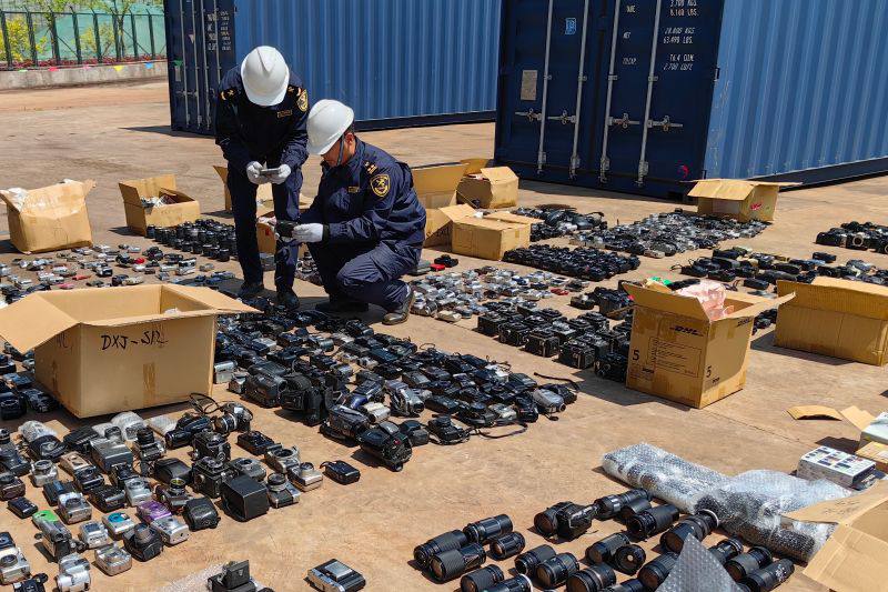日照海关查获固体废物旧照相机3156台