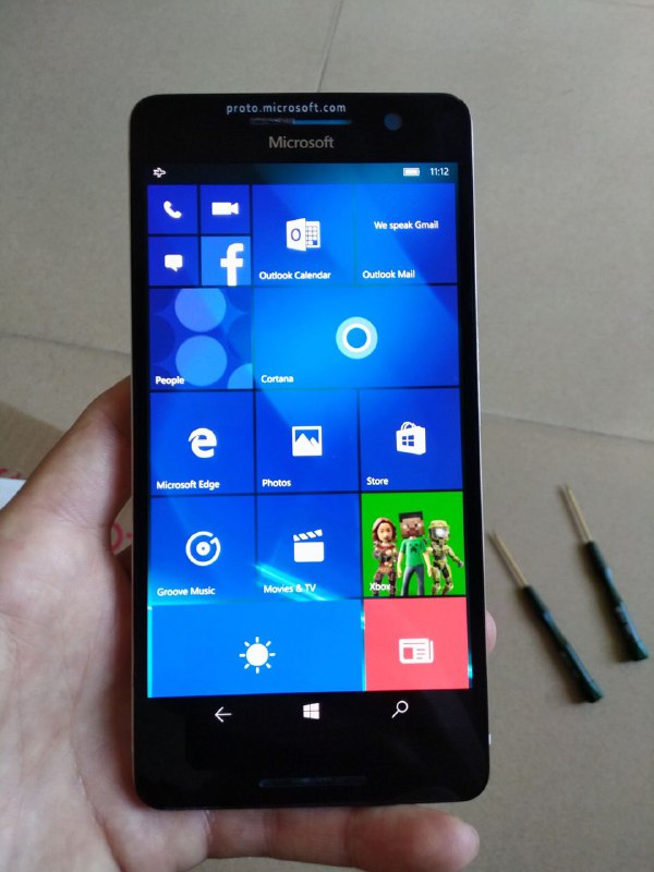 被微软砍掉的Lumia 960↑被微软砍掉的Lumia 960↑