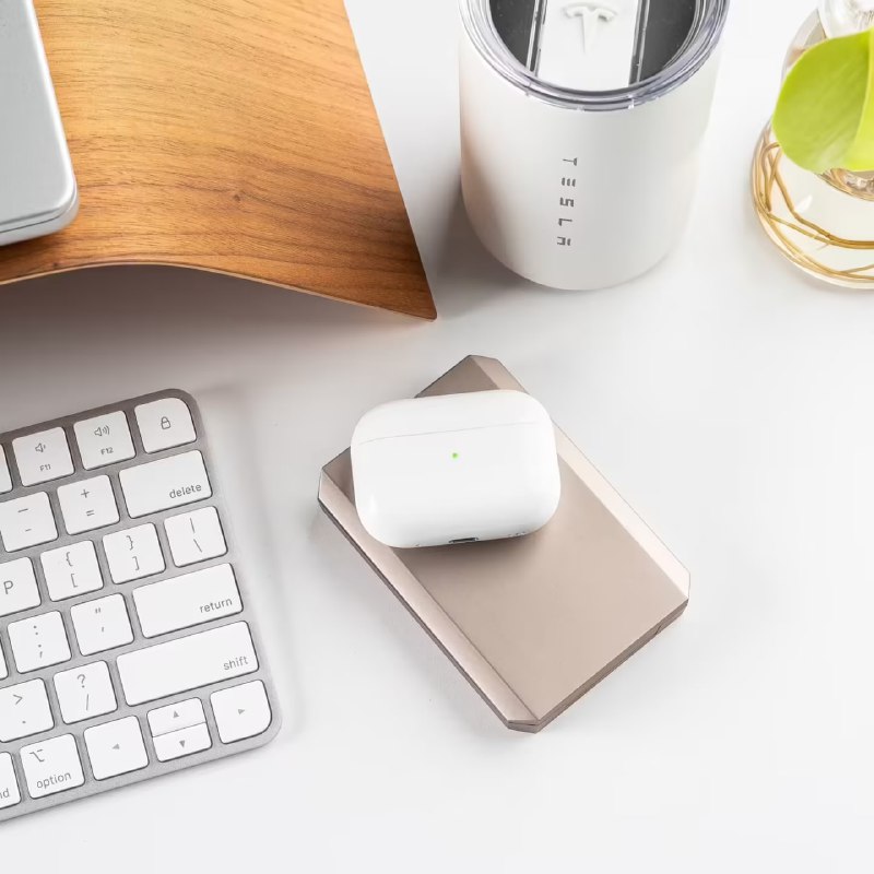 特斯拉推出 5000mAh 多功能充电宝：磁吸无线充电，489 元