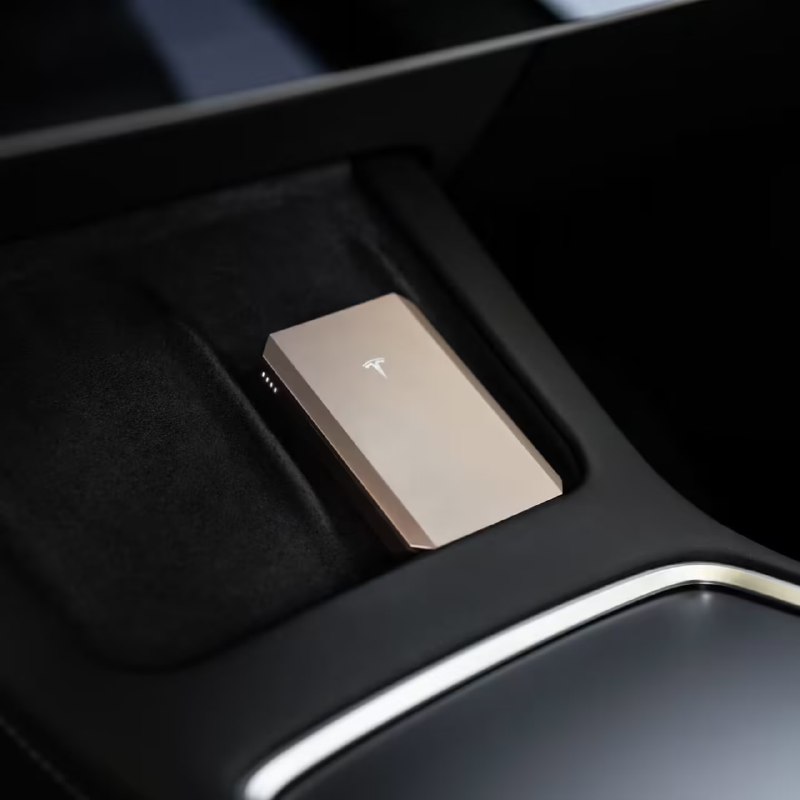 特斯拉推出 5000mAh 多功能充电宝：磁吸无线充电，489 元