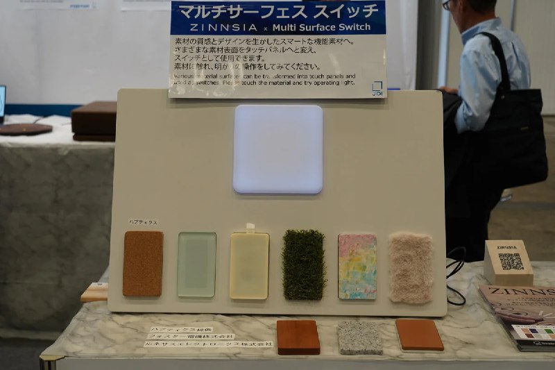 JDI 展示 ZINNSIA 技术，万物皆可变成电容触控表面日本 显示器公司（JDI）在近期举办的 CEATEC 2024 展会上展示了其最新的 ZINNSIA 技术，该技术可以将多种材料转化为电容式触摸表面