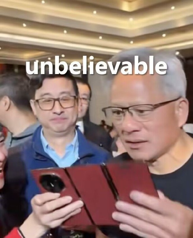 黄仁勋体验华为三折叠屏手机，感叹「不可思议」========地铁老头看手机.jpg
