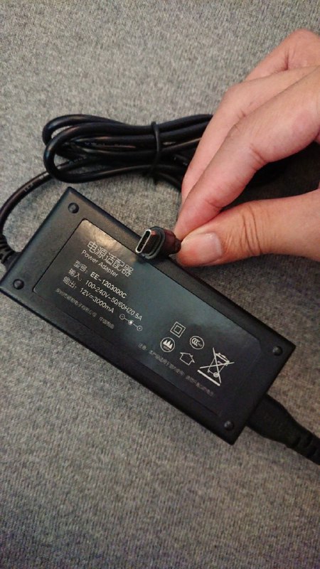 昂达平板标配的充电器，把普通 12V 直流电源直接接在一个 USB-C 接口上