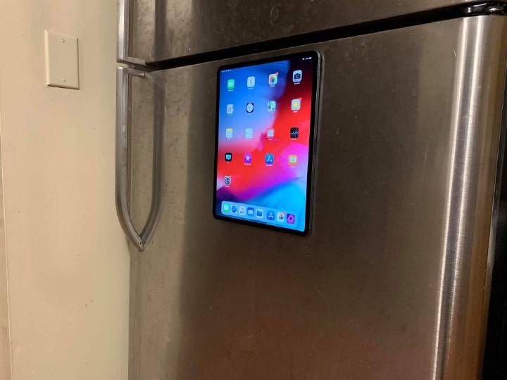 新 iPad Pro 由于内置了许多块磁铁，可以吸附在冰箱门上充当冰箱贴