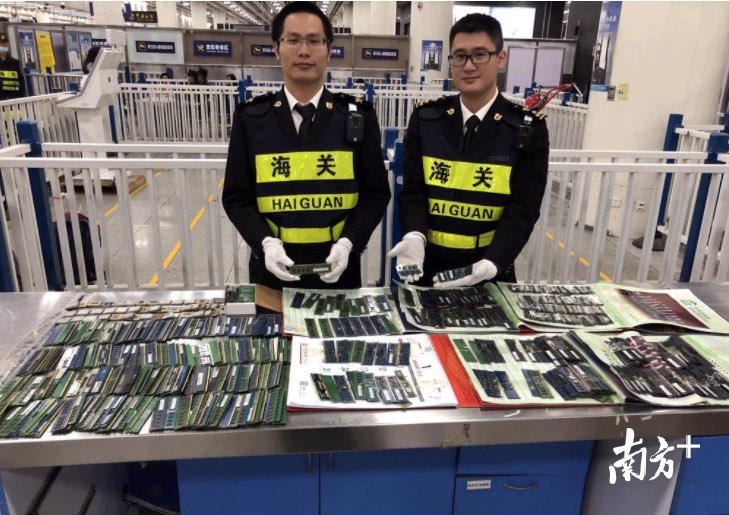 男子新年挂历内藏40万元内存条，被深圳海关逮到